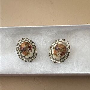 Beautiful Vintage Floral Cameo Earrings(clip on)